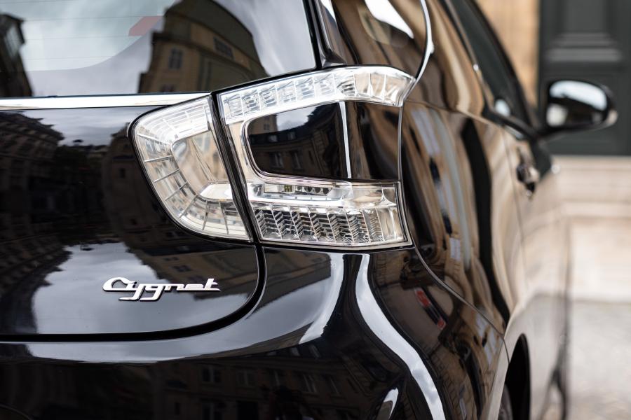 Детали экстерьера Aston Martin Cygnet Launch Edition Black 2011 года  (фото 10 из 32)